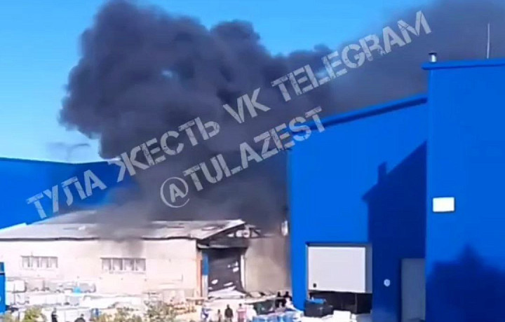Склад пластиковой тары загорелся в тульской деревне Барсуки