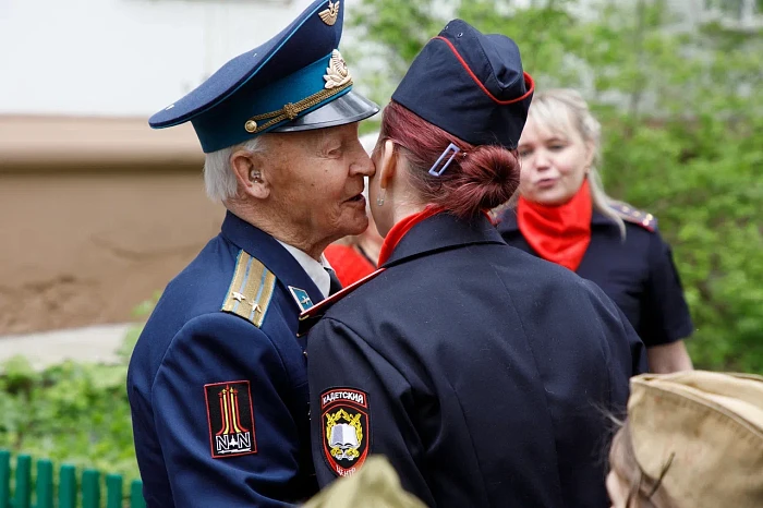 Тульские кадеты и студенты поздравили ветерана Великой Отечественной войны с наступающим Днем Победы