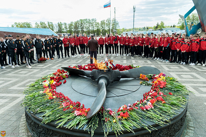 Футболисты «Арсенала» и волейболистки «Тулицы-2» возложили цветы к мемориалу «Защитникам неба Отечества»