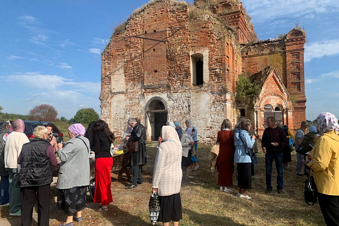 В Суворовском районе в заброшенном храме впервые прошло богослужение