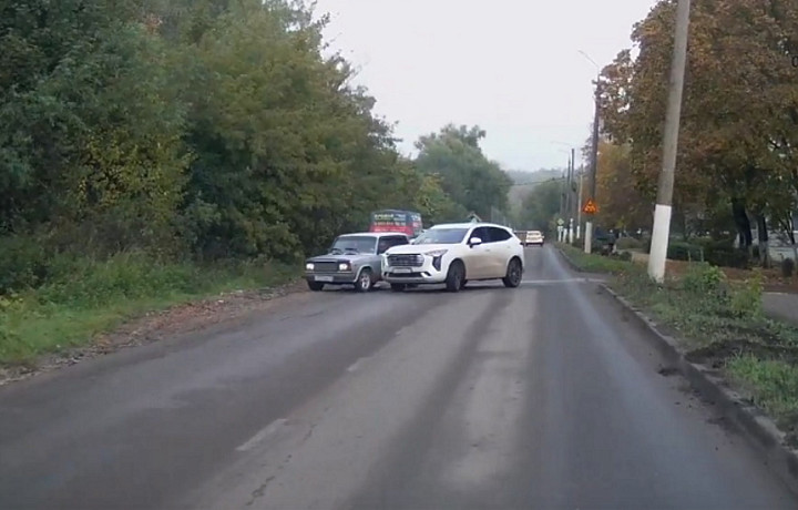 В Новомосковске кроссовер при повороте сдвинул на обочину «ВАЗ»