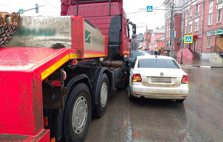 В Туле на пересечении улиц Октябрьской и Арсенальной столкнулись фура и Volkswagen