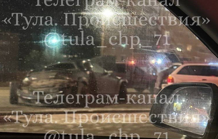 На Зеленстрое в Туле водитель иномарки въехал в три припаркованных автомобиля