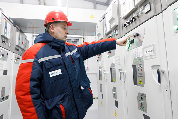 Дюмину и гендиректору «Россетей» Рюмину показали новый питающий центр в Туле