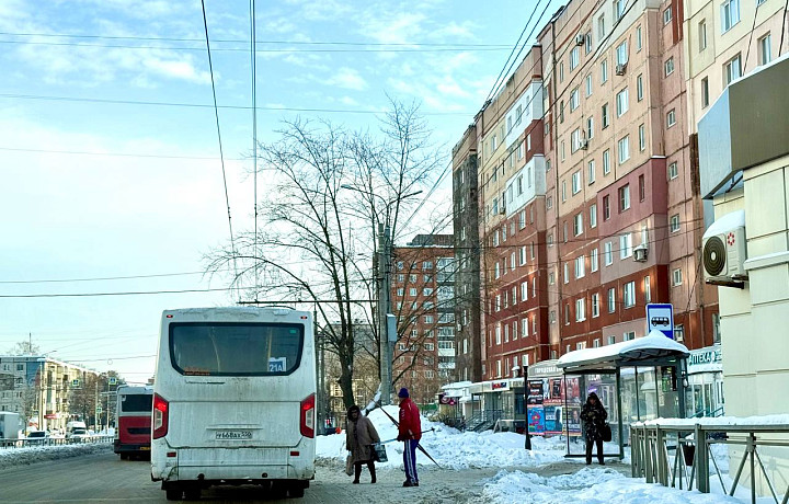 «Автобус длинный, а остановочку очистят вот настолечко»: смотрим, как «откопали» Тулу для пешеходов после снегопадов