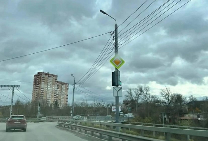 Неизвестные перевернули светофор на мосту на пересечении улиц Болдина и Демонстрации в Туле