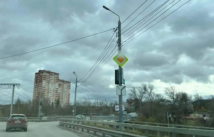 Неизвестные перевернули светофор на мосту на пересечении улиц Болдина и Демонстрации в Туле