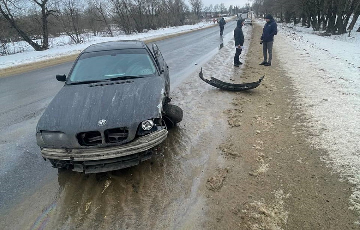 В тульском поселке Молодежный BMW столкнулся с грузовиком Scania