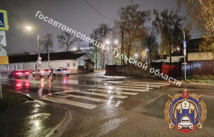 На улице Чмутова в Туле водитель Renault сбил девушку на пешеходном переходе