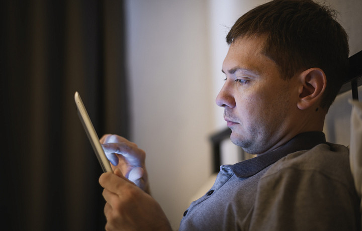 Нет времени поDOOMать: что такое думскроллинг, и как оценивают его вред специалисты по психологии, здравоохранению и воспитанию детей