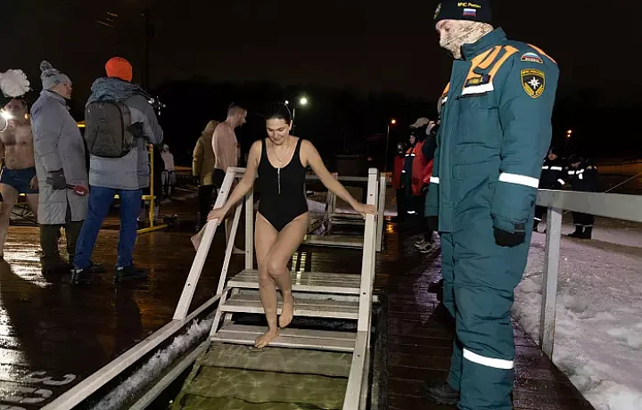 Около 1000 человек посетили Крещенские купания в Центральном парке Тулы