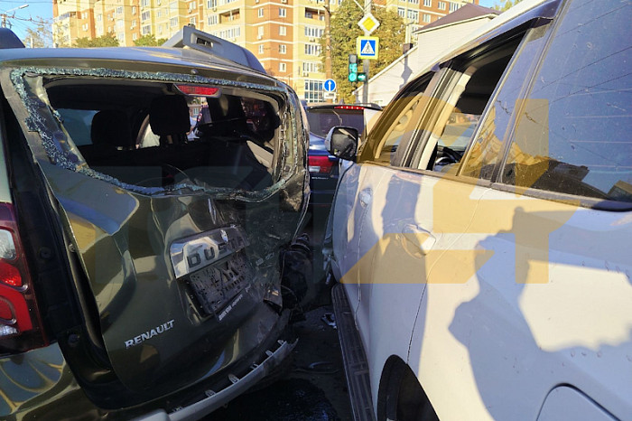 Опубликованы фото с места массового ДТП на улице Дмитрия Ульянова в Туле