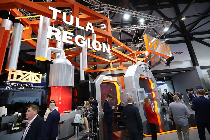 Люди, машины, роскошь: яркие фото третьего дня ПМЭФ-2024