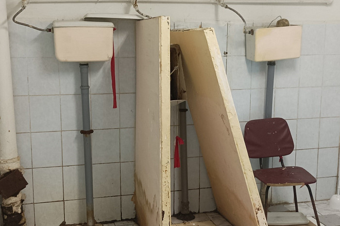 Остались стеклоблоки, граненые стаканы, фотообои и бюст Ленина: под Тулой продают заброшенную советскую спортбазу