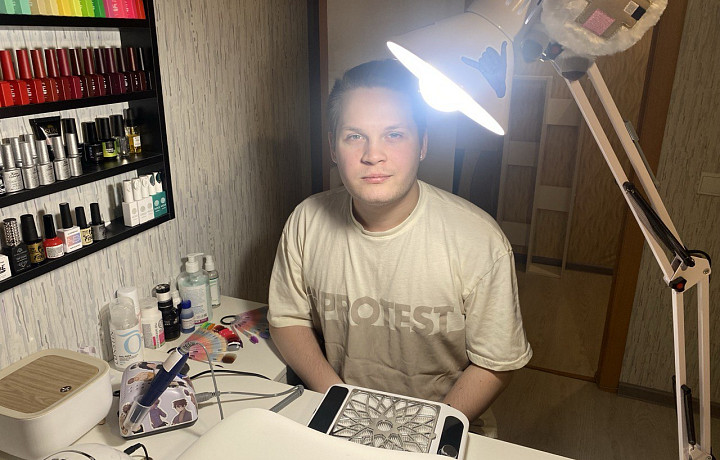 «Мастер маникюра почти как психолог, ему доверяют свои проблемы»: туляк рассказал, почему выбрал такую необычную для мужчины профессию