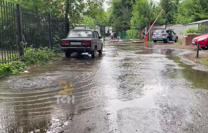 В Туле на улице Мира из-под земли забили два «ключа»