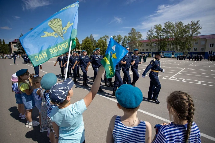 Алексей Дюмин поздравил тульских десантников с Днем ВДВ