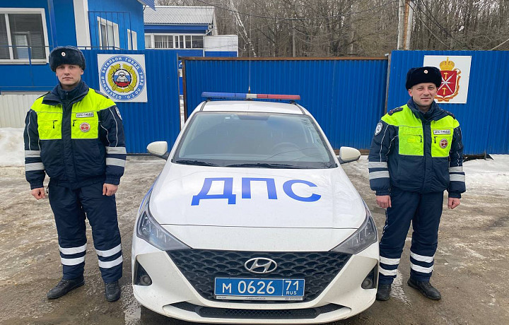 В Туле инспекторы ДПС помогли отставшему от автобуса мужчине добраться в Орловскую область