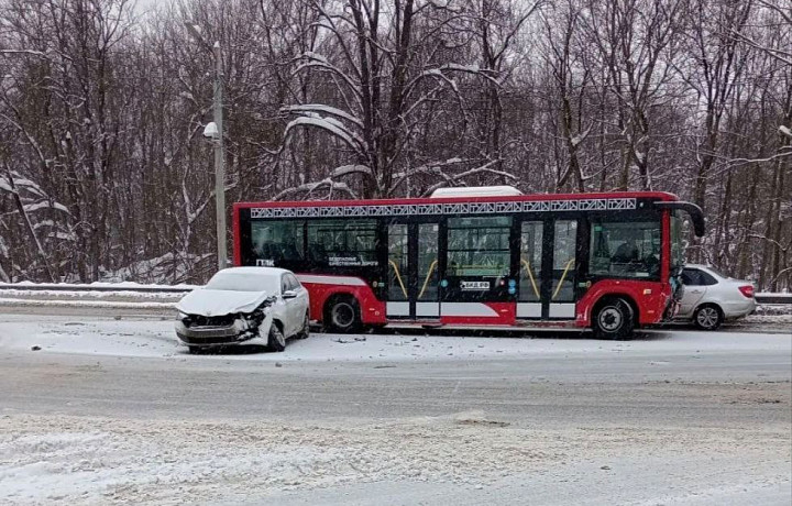 Около остановки «Косогорский мост» в Туле иномарка и автобус столкнулись лоб в лоб