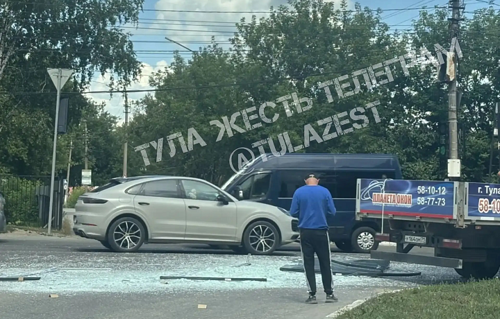 На Кауля в Туле из кузова ГАЗели вылетели стекла и разбились на проезжей части