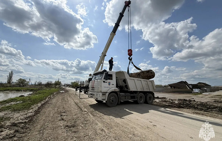 Тульские спасатели восстанавливают и дезинфицируют дороги в Дагестане