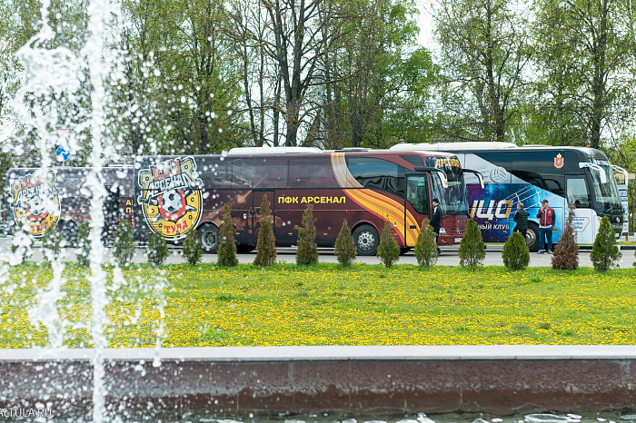 Футболисты «Арсенала» и волейболистки «Тулицы-2» возложили цветы к мемориалу «Защитникам неба Отечества»