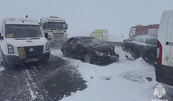 Автобус с детьми оказался в снежной западне на трассе М-4 в Тульской области