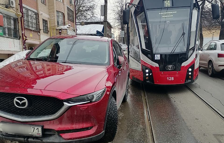 На улице Фридриха Энгельса в Туле Mazda перекрыла движение трамваев