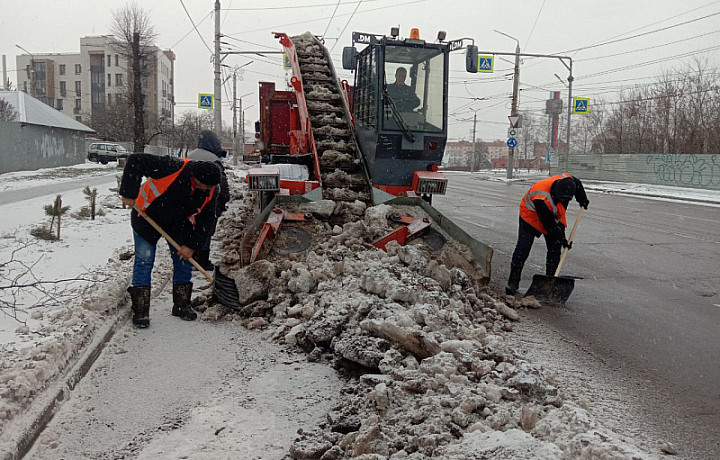В Туле продолжают убирать снег и обрабатывать дороги от наледи