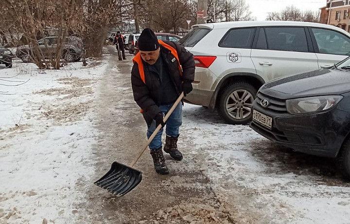 В Туле продолжили уборку городских улиц от снега и мусора