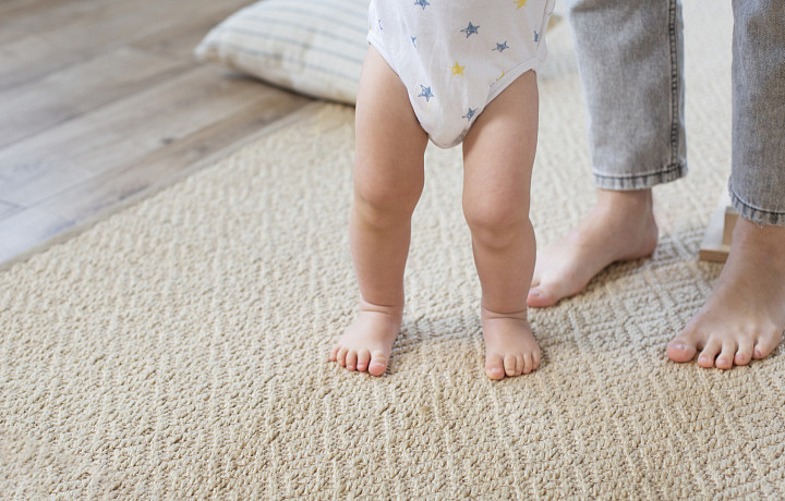 Как выбрать малышу первую обувь и не повредить ему ногти и стопы – советы подолога