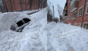 В тульском Криволучье снежная лавина с крыши дома засыпала машину