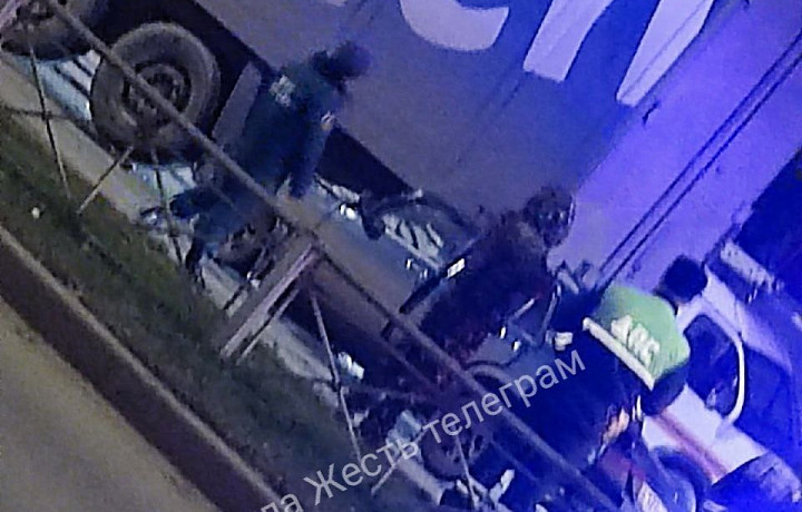 На пересечении улиц Ложевой и Калинина в Туле «ВАЗ-2107» столкнулся с фурой