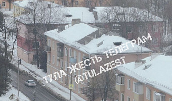 В соцсетях сообщили об обрушении кровли в доме на улице Шухова в Туле