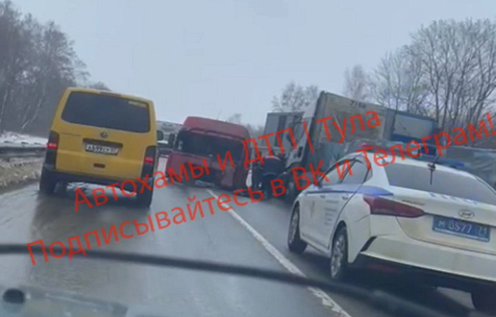 В Тульской области столкнулись три грузовика: пострадал один человек