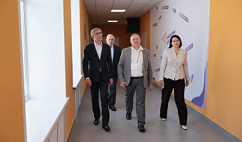 Дмитрий Миляев осмотрел отремонтированную школу и новый остановочный пункт в Куркино