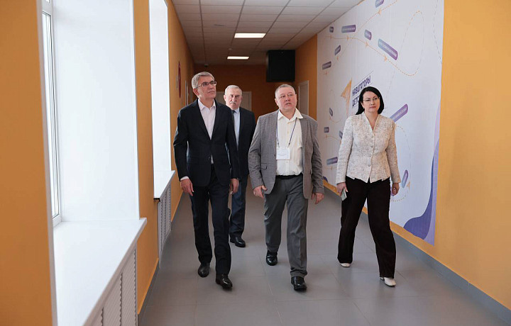 Дмитрий Миляев осмотрел отремонтированную школу и новый остановочный пункт в Куркино