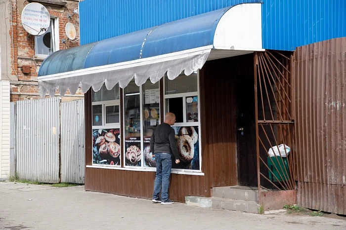 Пустеющая улица Пирогова в Туле: работа без вывесок и патрули ГИБДД