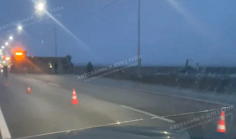 На трассе под Тулой дальнобойщик уехал в поле, оставив на дороге прицеп