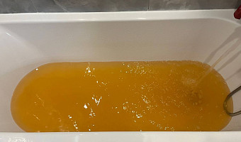 Жители новостройки на улице Самоварной в Туле пожаловались на рыжую воду из крана