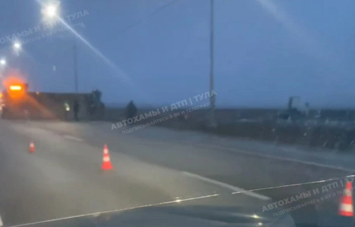 На трассе под Тулой дальнобойщик уехал в поле, оставив на дороге прицеп