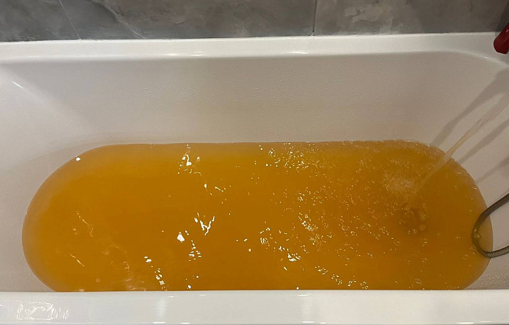 Жители новостройки на улице Самоварной в Туле пожаловались на рыжую воду из крана