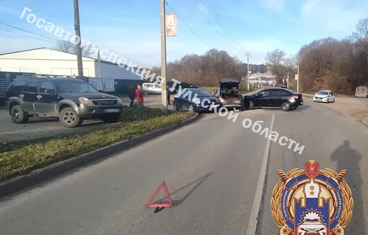 Иномарка устроила тройное ДТП в тульском поселке Дубне