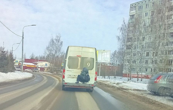 В Щекино заметили «зацепера», который катался на маршрутках
