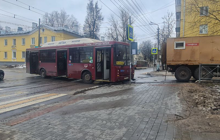 В Туле сломавший на пересечении улиц Николая Руднева и Циолковского автобус перекрыл проезжую часть