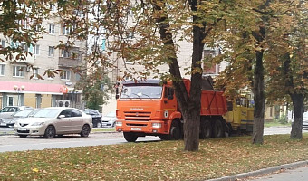 На улицах Тулы продолжается уборка дорог и тротуаров