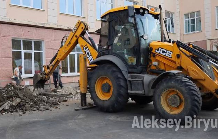 В Новомосковске Тульской области рабочие вскрыли новый асфальт
