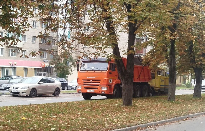 На улицах Тулы продолжается уборка дорог и тротуаров