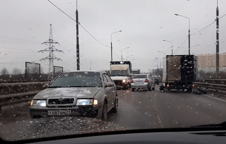 На Калужском шоссе Тулы ГАЗель, потерявшая колесо, спровоцировала ДТП