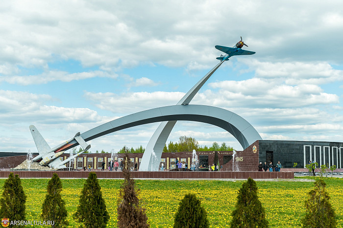 Футболисты «Арсенала» и волейболистки «Тулицы-2» возложили цветы к мемориалу «Защитникам неба Отечества»